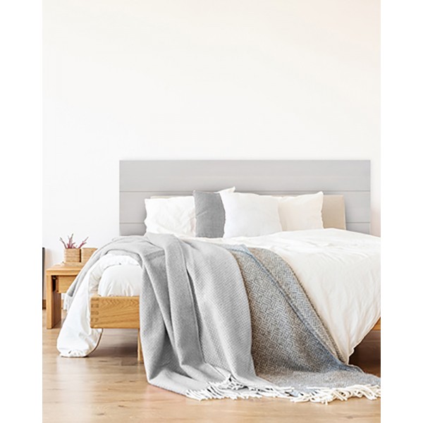 Dormitorio con cama de madera con edredón blanco cabeceros de